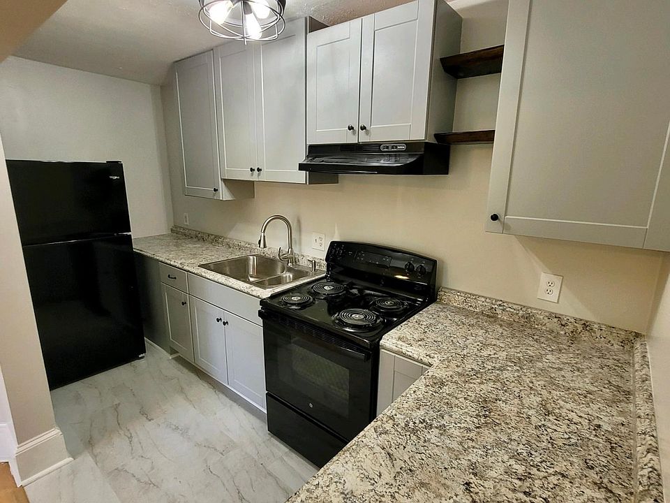 Newly remodeled kitchen w/ new cabinets, appliances, cabinets, and counter tops