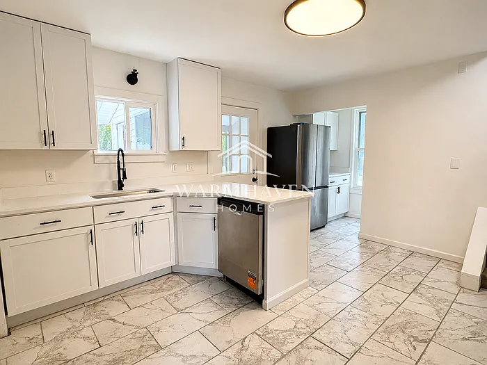 3 bed, 1.0 bath, 2200 sqft, $1,695 — Photo 4
