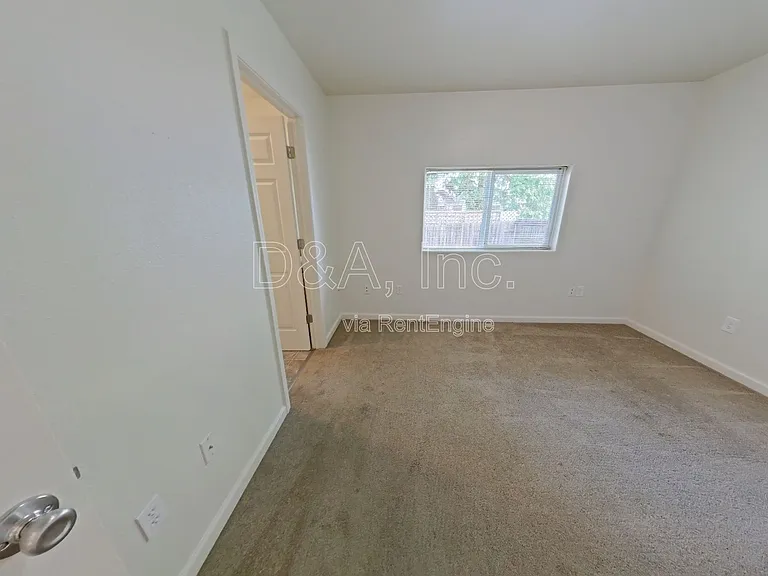 415 SE Mayberry Ave — Photo 9