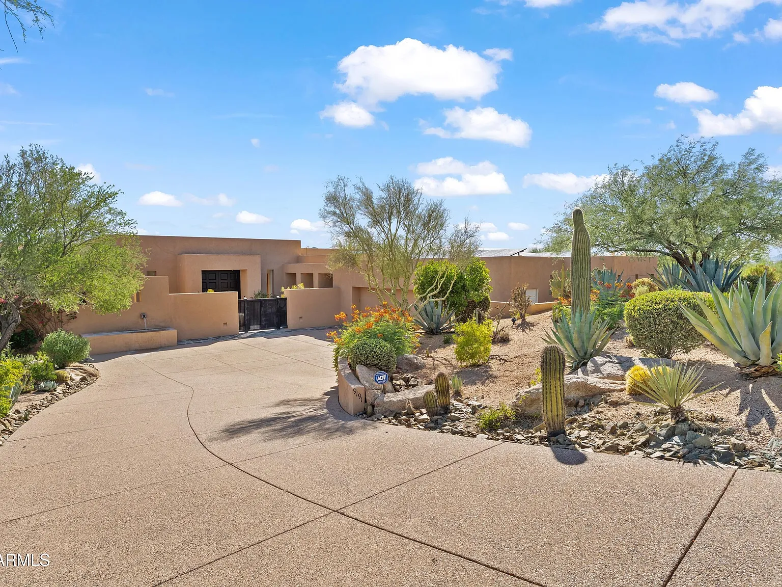 3 bed, 6.0 bath, 7905 sqft, $20,000 — Photo 1