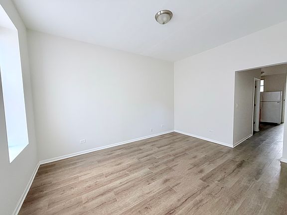 5th image of 3154 S May St #2F