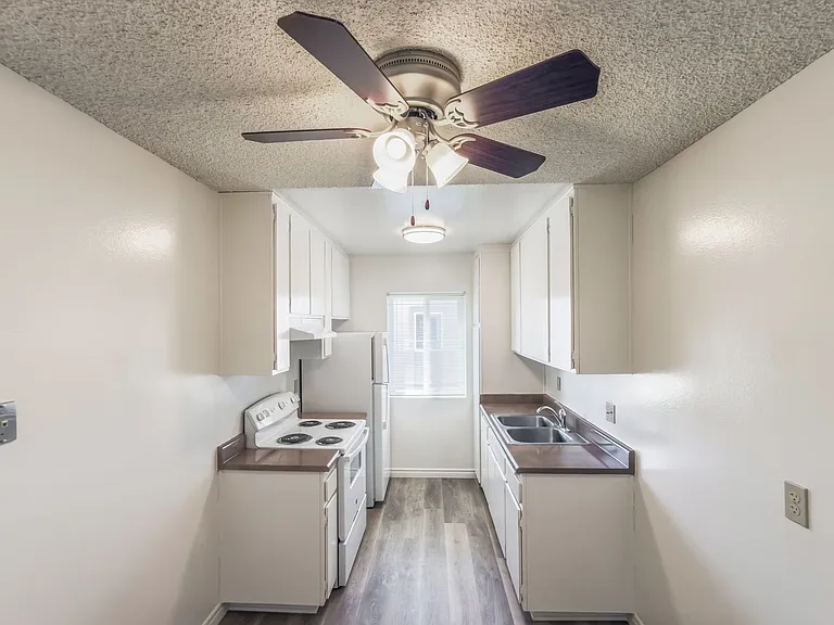 Large 2 bedroom Apartment in Clairemont — Photo 25