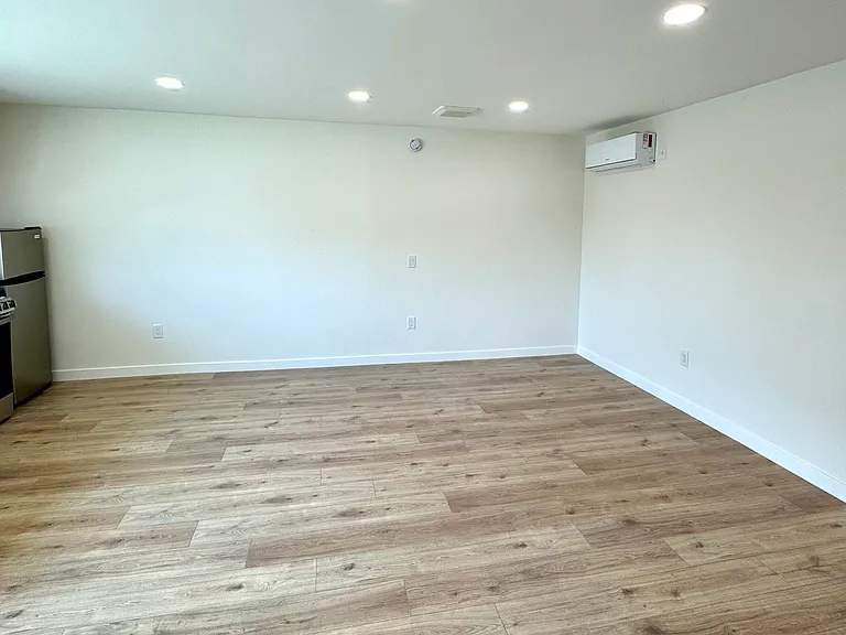 731 N Rose St #B — Photo 5