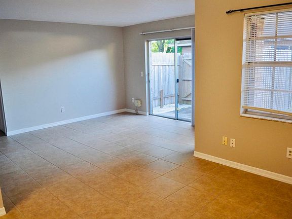 4th image of 3247-3247 Bloomingdale Villas Ct