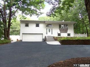 699 Meadow Rd, Smithtown, NY 11787