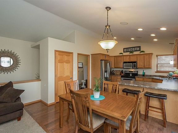 5th image of 110 Cattail Ln