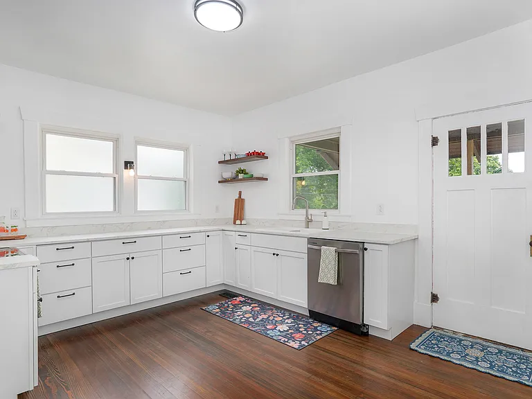 412 E Walker St — Photo 3