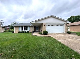 1610 E Dogwood Ln, Mount Prospect, IL 60056