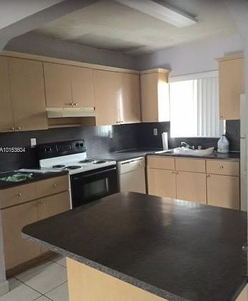 4th image of 980 NE 170th St APT 116