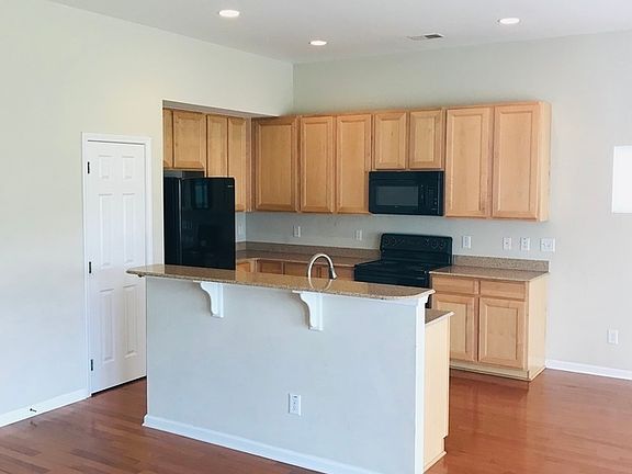 4th image of 208 Goldfinch Ln