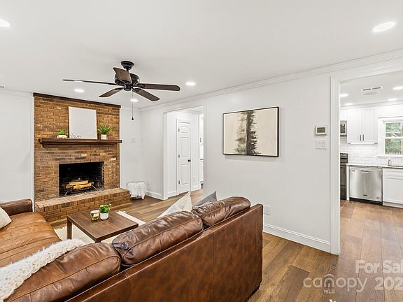 4th image of 915 Cathedral Dr