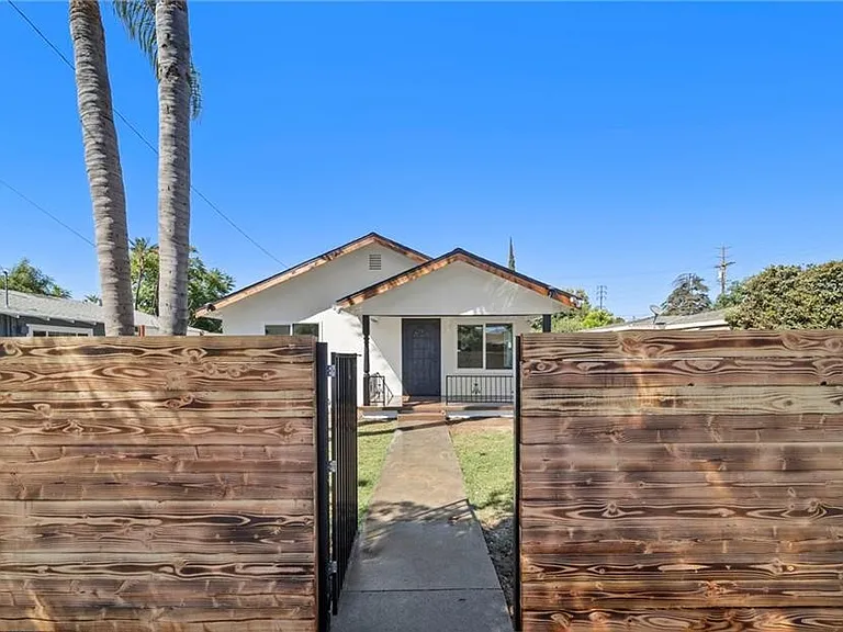 3343 Holding St — Photo 1