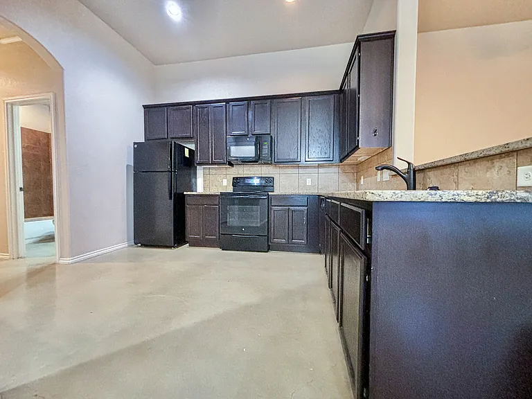 752 Saengerhalle Rd — Photo 7