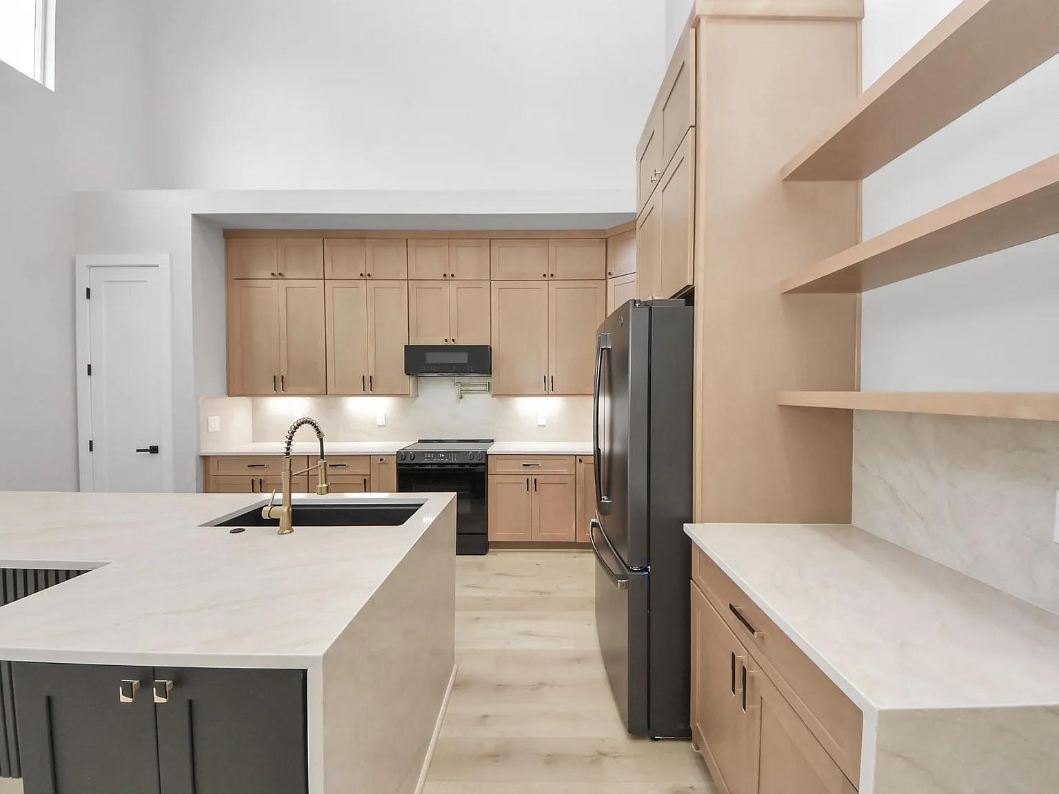 3 bed, 2.5 bath, 3382 sqft, $2,600 — Photo 3