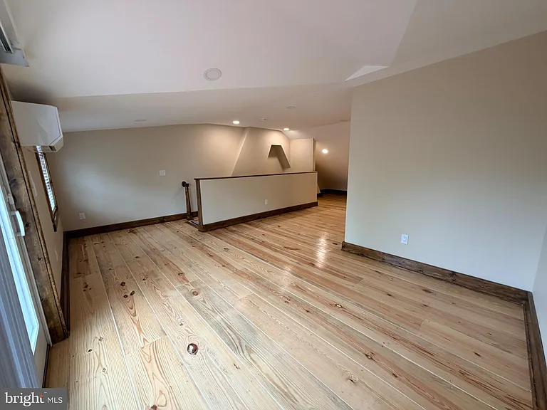 121 E Union St — Photo 39