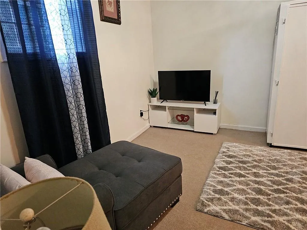1 bed, 1.0 bath, 2916 sqft, $1,650 — Photo 2