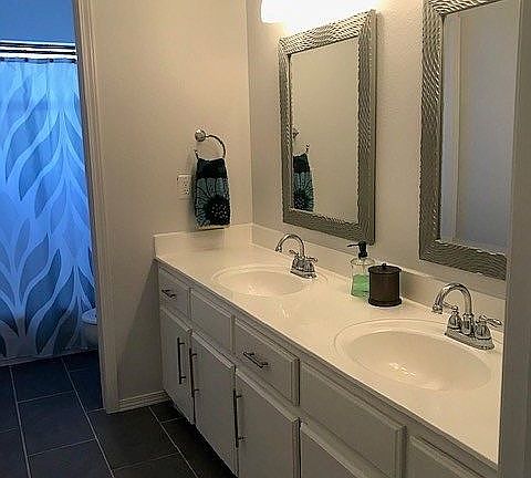 Upstairs full bathroom
