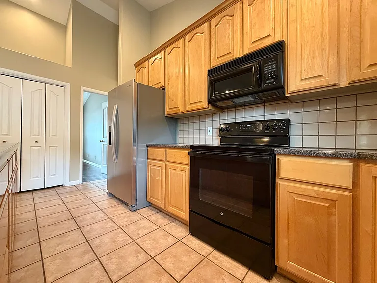 961 E Golden Pheasant Dr — Photo 3