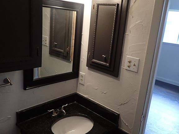 3rd image of 4818 Parmenter St