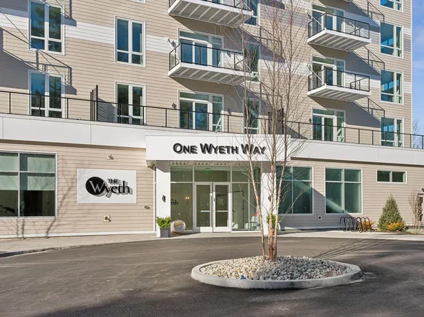 1 Wyeth Way #202, Falmouth, ME 04105