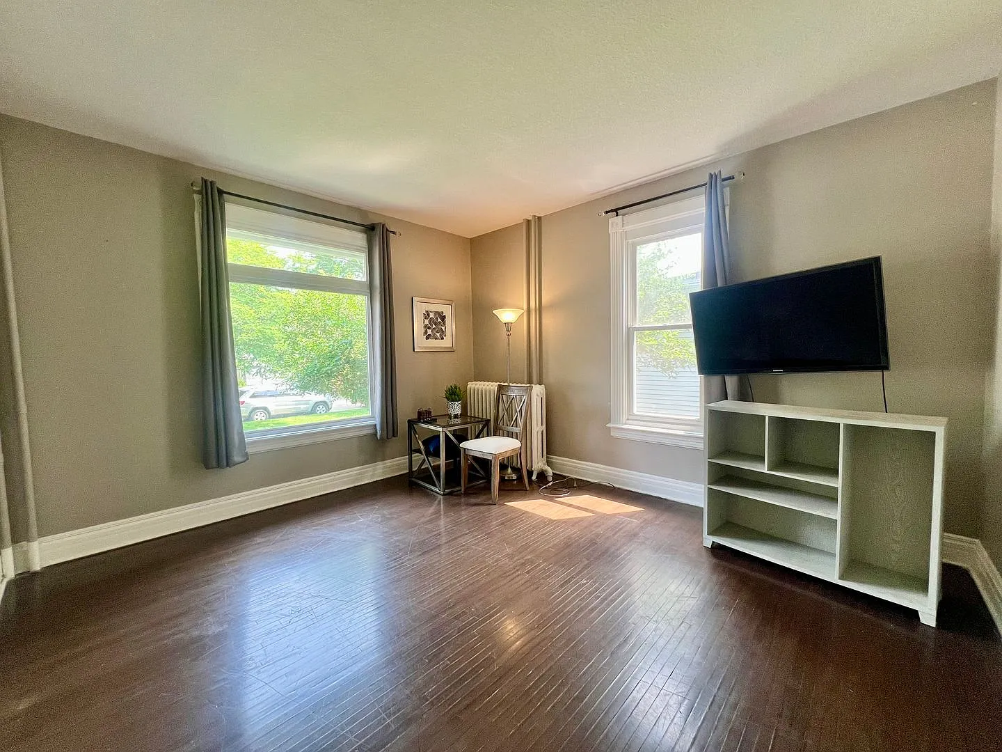 Spacious 2-Bed, 1-Bath Apartment Near Downtown! — Photo 4