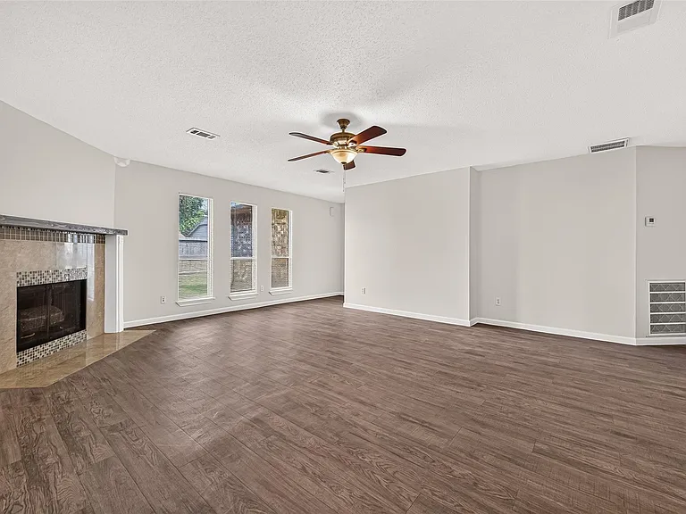 7407 Cortes Dr — Photo 5