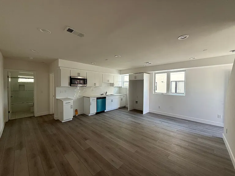 1150 W 38th St — Photo 5