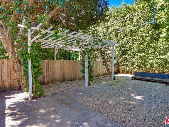 5th image of 809 N West Knoll Dr