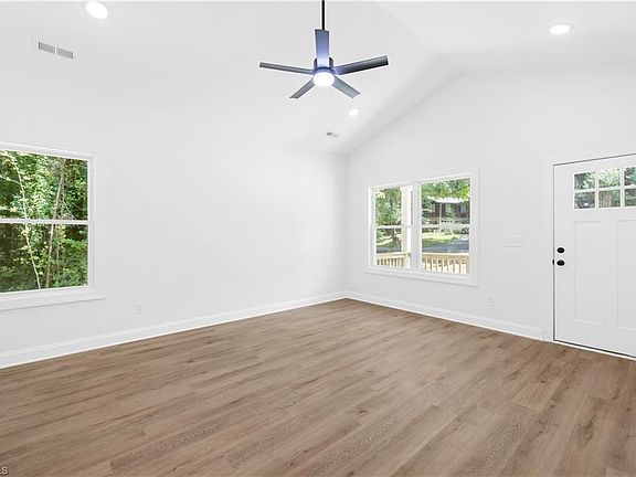 5th image of 332 Hollingswood Dr