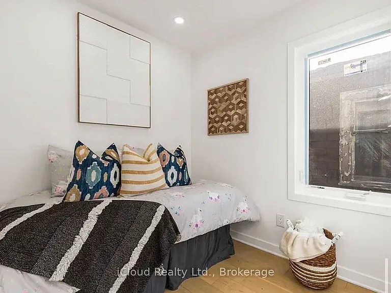 386 Coxwell Ave — Photo 10