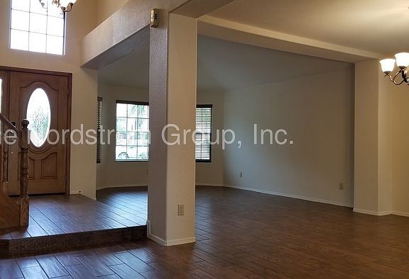 3rd image of 1121 W Graythorn Pl