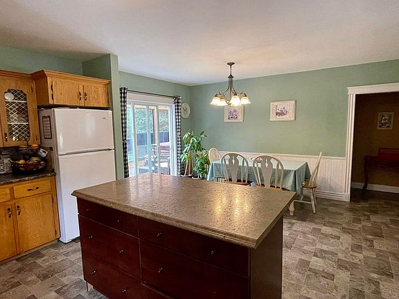 3rd image of 144 Broderick Rd
