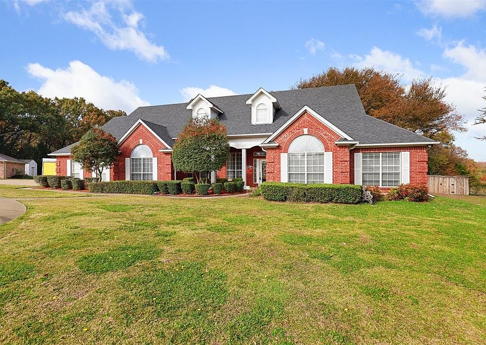 1st image of 202 River Oaks Dr