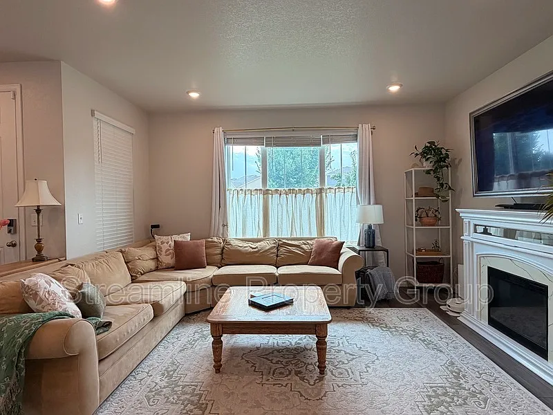 3 bed, 2.0 bath, 1773 sqft, $2,999 — Photo 3