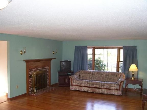 Fireplaced Living room