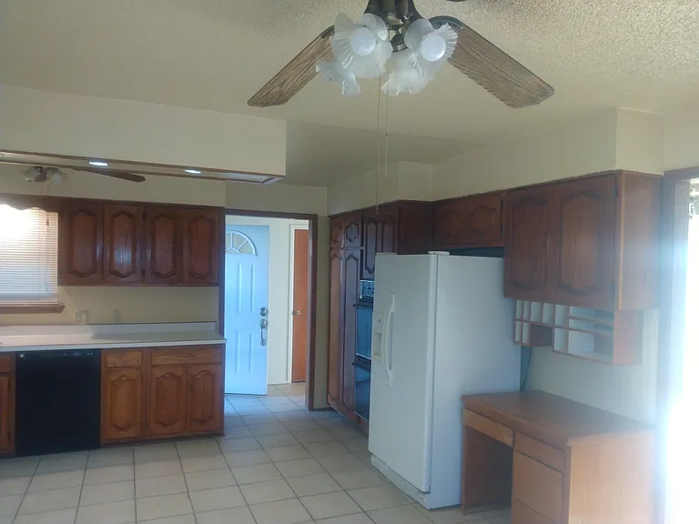 1606 Delano Dr — Photo 3
