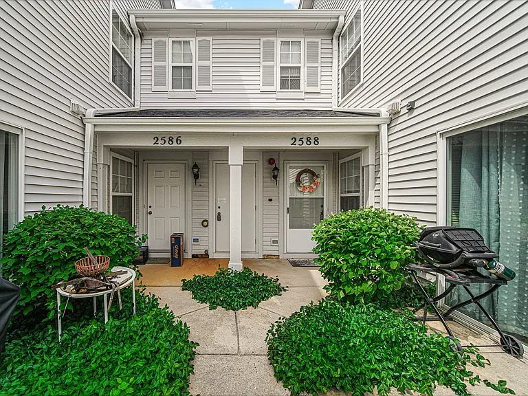 2588 Dickens Ct — Photo 2