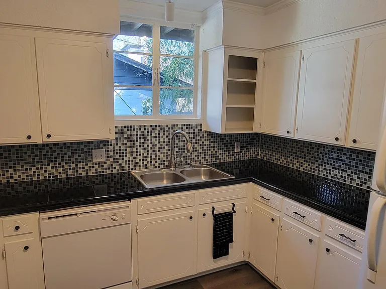 10208 Lake Gardens Dr — Photo 6