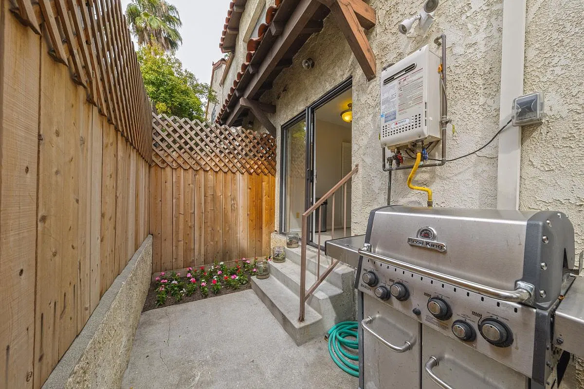 938 18th Street — Photo 2