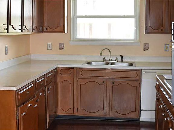 3rd image of 2152 Valentine Ct