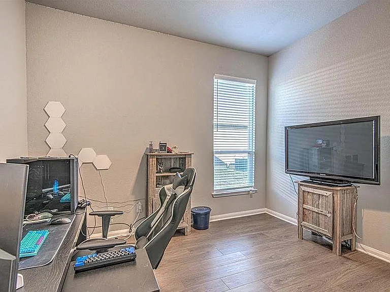 802 Fallbrook Dr — Photo 9