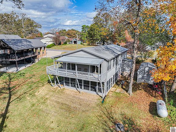 3rd image of 226 Lake Dr