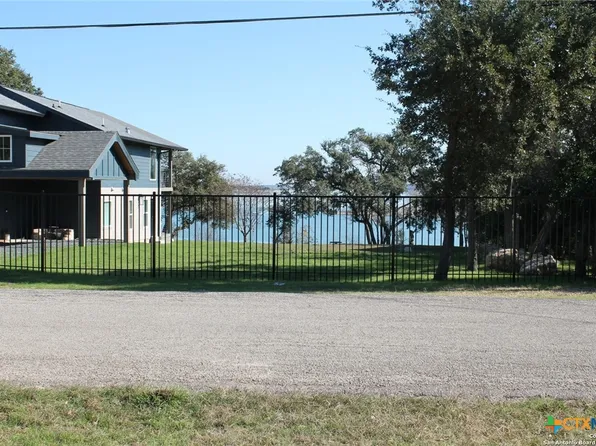 895 Lakebreeze Dr, Canyon Lake, TX 78133