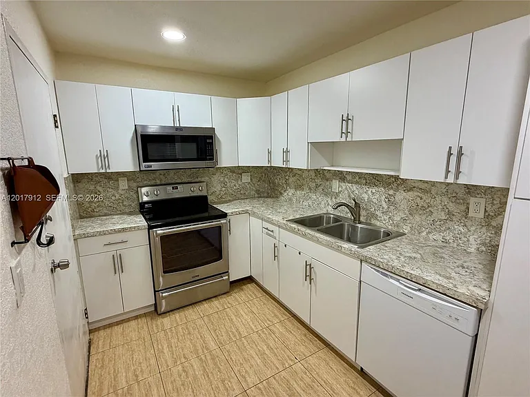 9429 SW 76th St #W25 — Photo 5