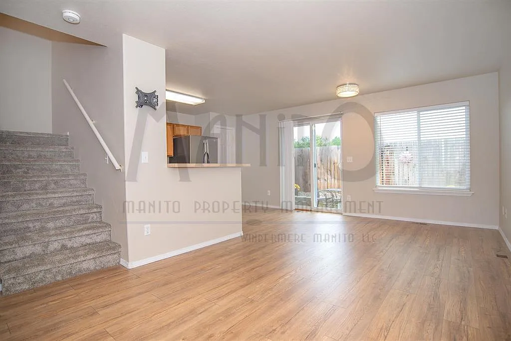 3 bed, 2.5 bath, 1096 sqft, $1,800 — Photo 3