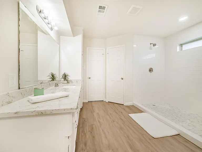 1011 Baltic Ln — Photo 26
