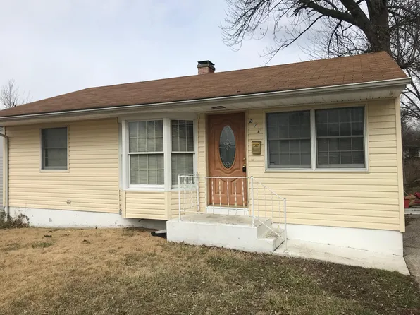 221 Ben Nevis Rd, Saint Louis, MO 63137