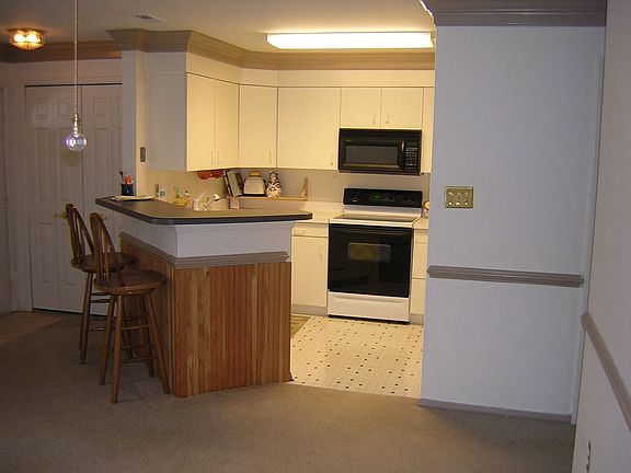 Kitchen with breakfast bar