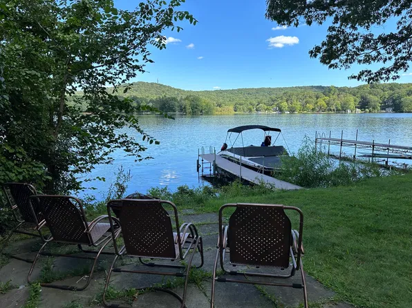 124 W Shore Dr, Putnam Valley, NY 10579