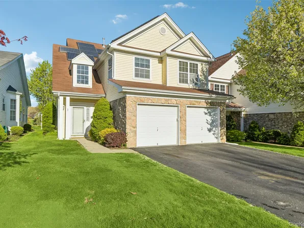 14 Julia Circle #14, Middle Island, NY 11953